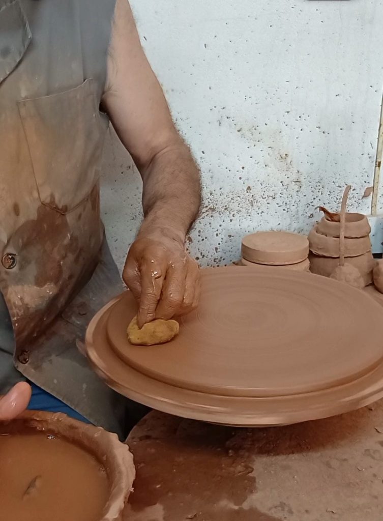 Mãos a moldar o barro